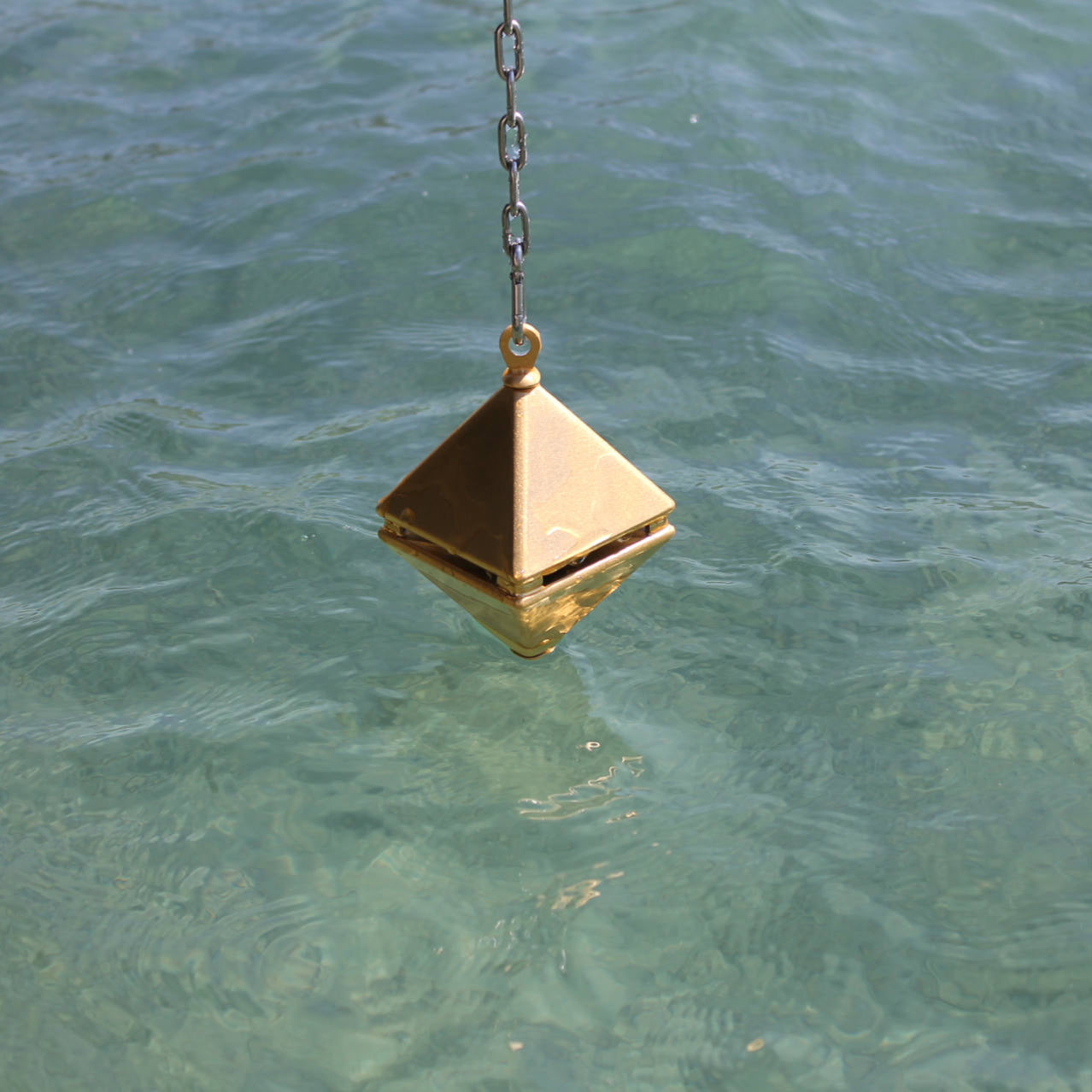 Visiona Wasser Gold Pyramide P im See