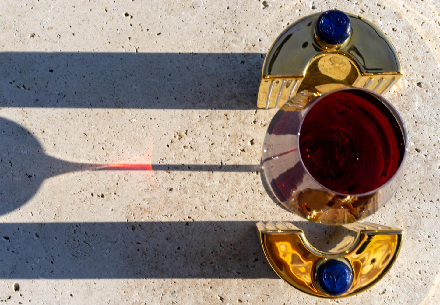 Visiona Wasser Keramik Goldhalbschalen um ein Glas Rotwein