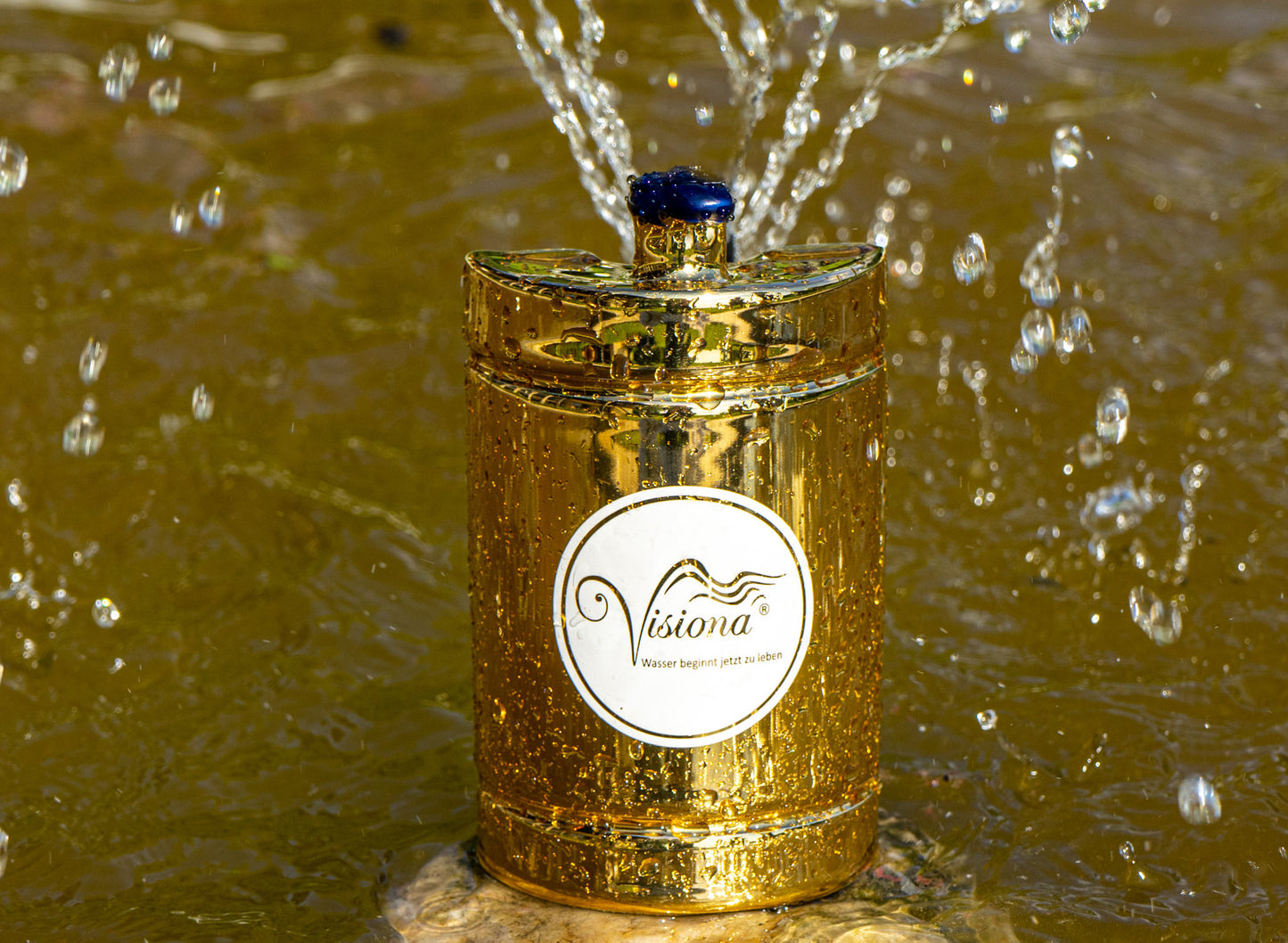 Visiona Wasser Keramik Goldhalbschalen vor einem Brunnen