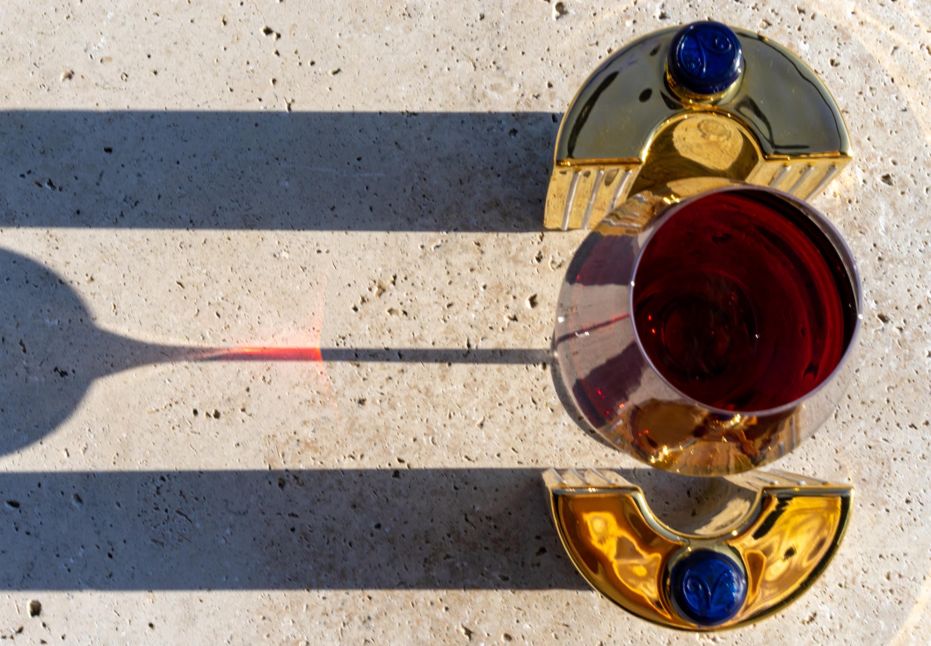 Visiona Wasser Keramik Goldhalbschalen um ein Glas Rotwein